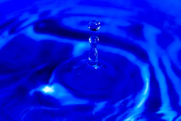 Uma gota de gotejamento de água — Fotografia de Stock