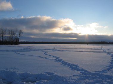 Volga Nehri'nde kış biraz. Balık tutma.