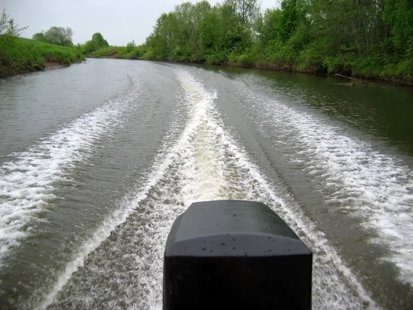 Trasování na vodě z motorových člunů — Stock fotografie