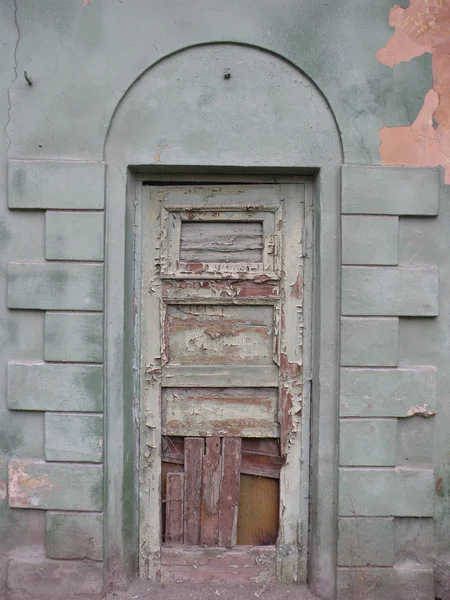 Alte Mauer mit einer Tür — Stockfoto