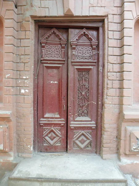 Stare ściany z drzwiami — Zdjęcie stockowe
