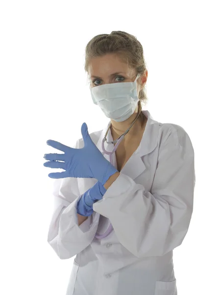 Женщина врач в маске носить перчатки — стоковое фото