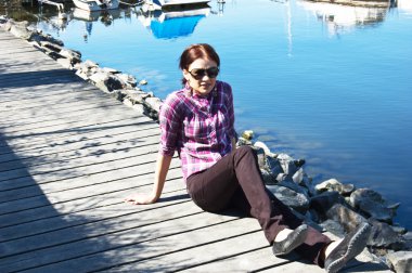 çekici bir kadın güneş gözlüğü