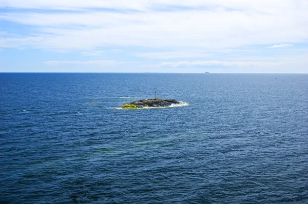 Ilha solitária no mar Báltico — Fotografia de Stock