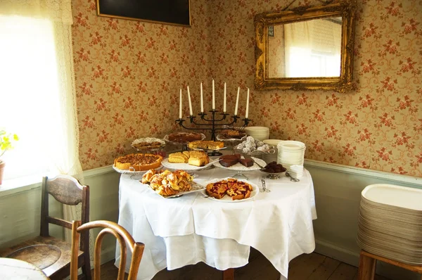 Bord fullt av kakor — Stockfoto