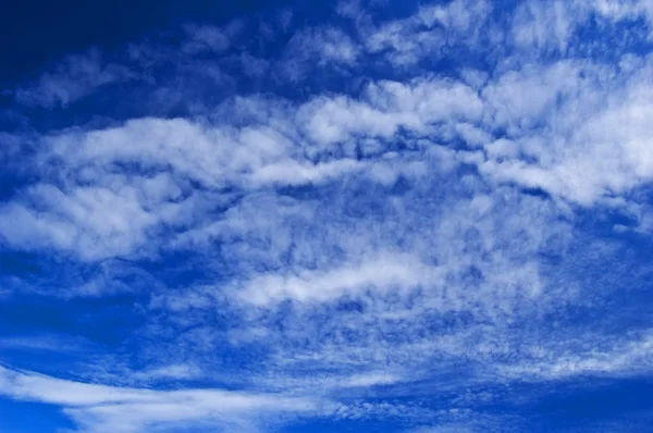 Белые облака на голубом небе — стоковое фото