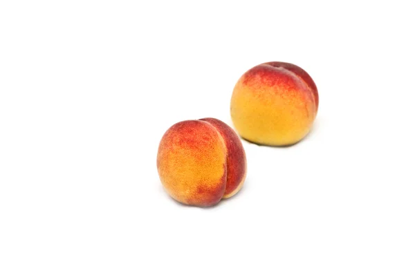 Zwei isolierte Pfirsiche — Stockfoto
