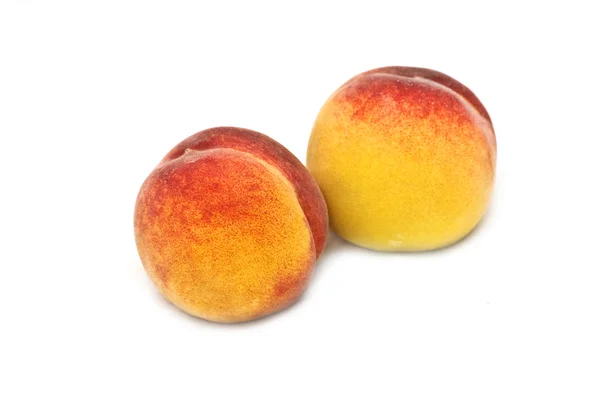 Twee geïsoleerde perziken — Stockfoto