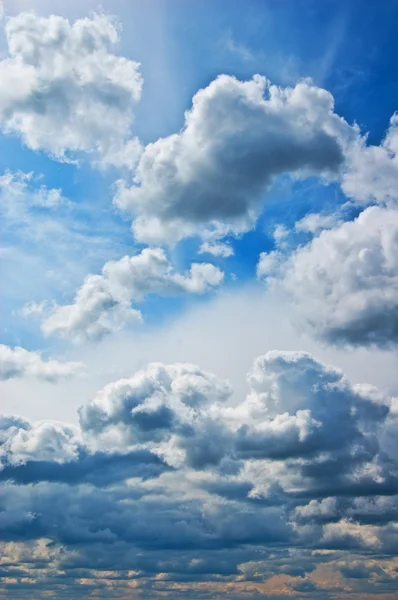 Облачное летнее небо — стоковое фото