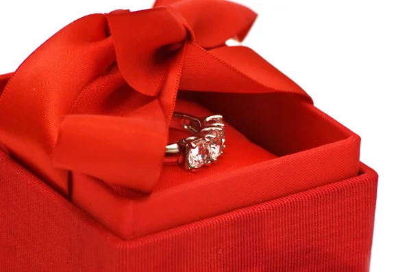 Подарочная коробка с кольцом — стоковое фото