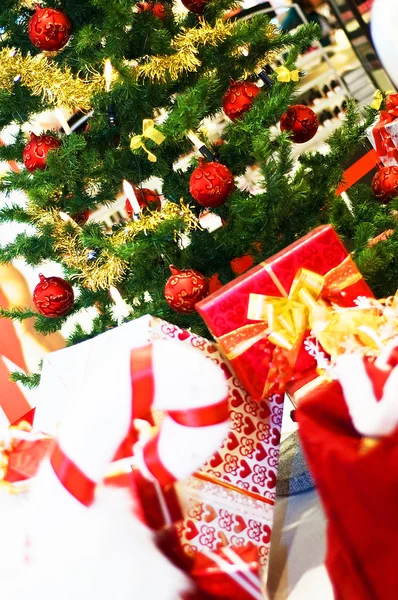 有礼物的圣诞树 免版税图库照片