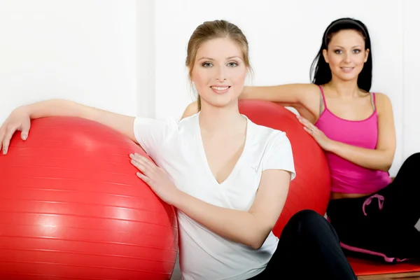 Mulheres com bola de fitness no clube de ginástica — Fotografia de Stock