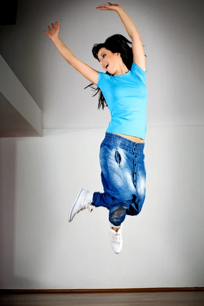 Vrouw springen — Stockfoto