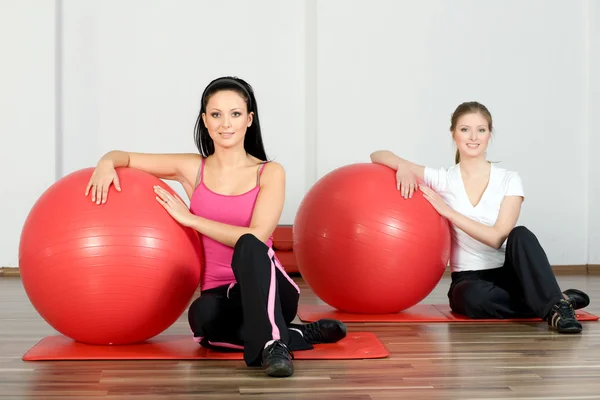 Ženy s fitness míče v tělocvičně klubu — Stock fotografie