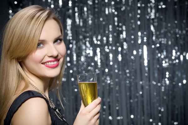 Усміхнена жінка п'є шампанське — стокове фото