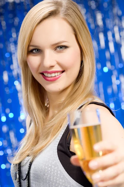 Ung kvinna dricker champagne — Stockfoto