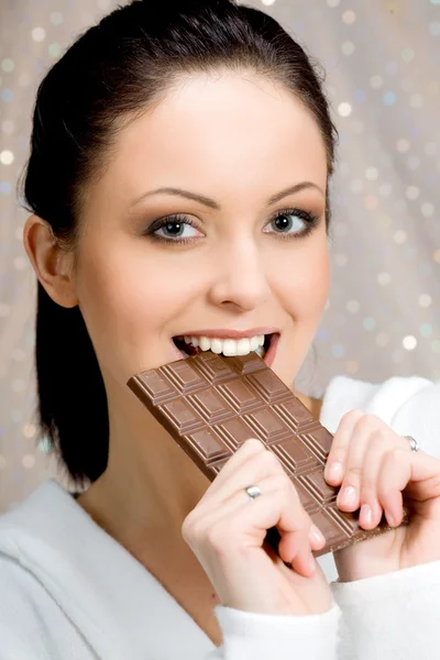 Krásná žena jíst čokoládu — Stock fotografie