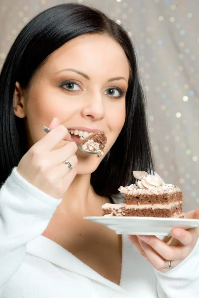 Mulher com bolo de chocolate — Fotografia de Stock