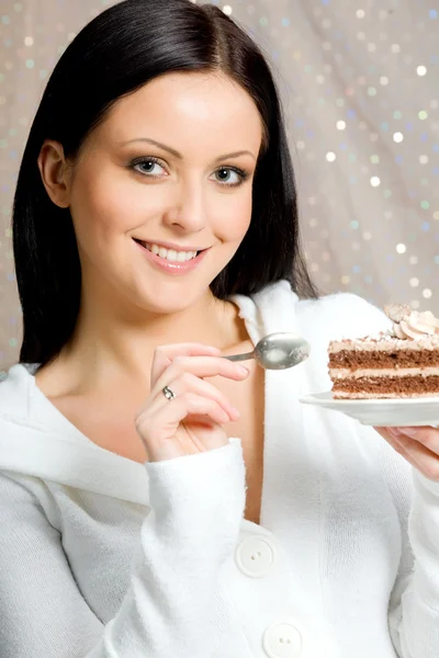 チョコレート ケーキを持つ女性の笑みを浮かべてください。 — ストック写真