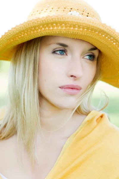 Piękna kobieta sobie żółty kapelusz — Zdjęcie stockowe