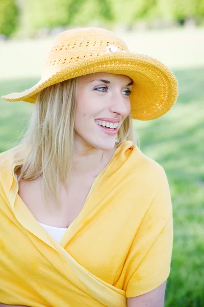 Όμορφη γυναίκα φοράει κίτρινο καπέλο — Φωτογραφία Αρχείου