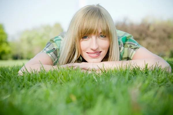 Çim döşeme gülümseyen kadın — Stok fotoğraf