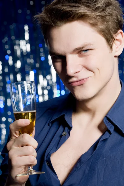 Knappe man drinken champagne — Stockfoto
