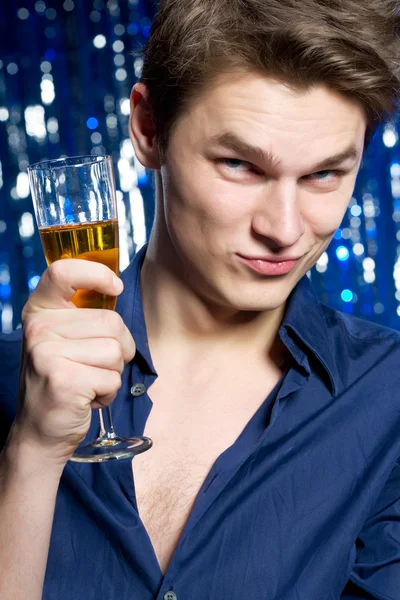 Muž se sklenkou šampaňského — Stock fotografie