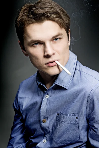Άνθρωπος κάπνισμα τσιγάρων — Φωτογραφία Αρχείου
