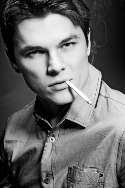 Людина куріння сигарет — стокове фото