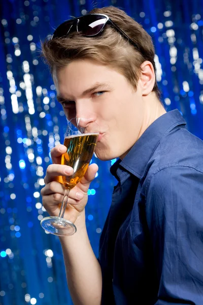 Pohledný muž pít šampaňské — Stock fotografie