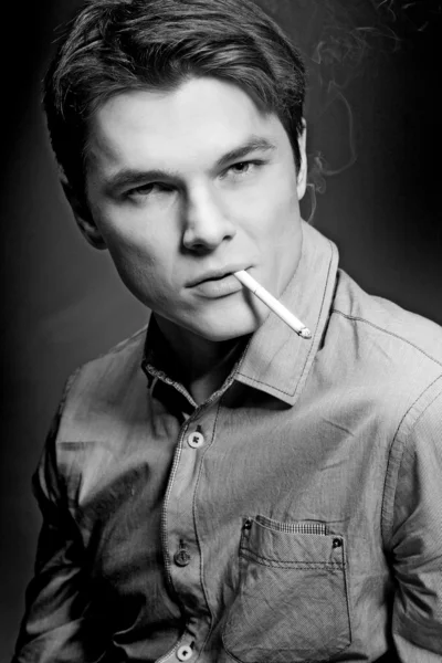 Hombre fumando cigarrillo — Foto de Stock