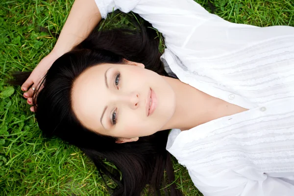 Sexy Frau liegt auf Gras — Stockfoto