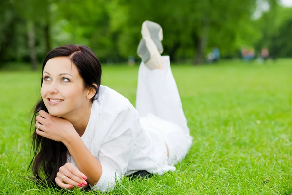 잔디에 누워 웃는 여자 — 스톡 사진