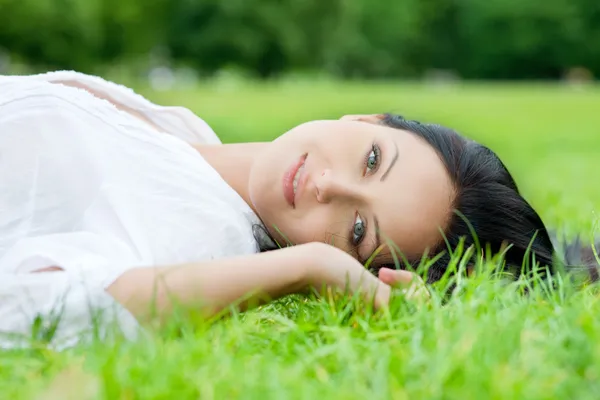 Сексуальная женщина, лежащая на траве — стоковое фото