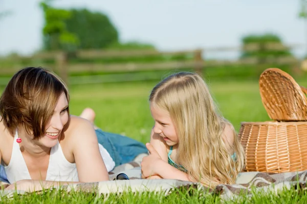 Mor och dotter ha picknick — Stockfoto
