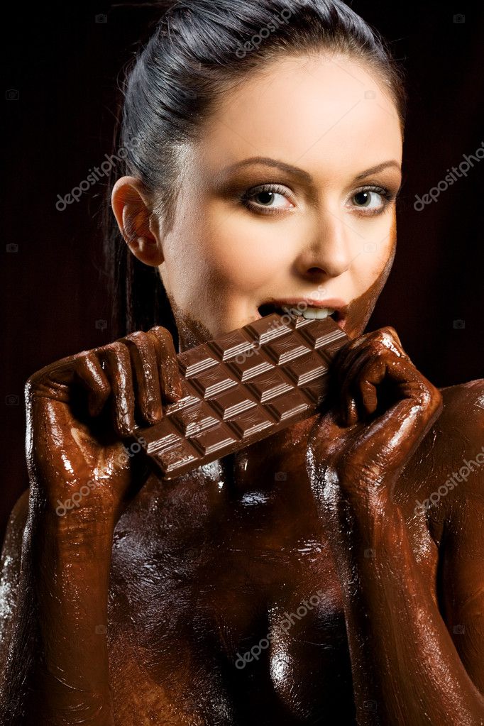 Шоколадные ребята сношают белую девчонку