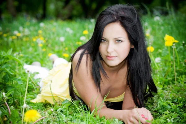 Vacker kvinna på gräs — Stockfoto