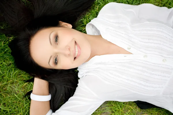 Bella donna sdraiata sull'erba — Foto Stock