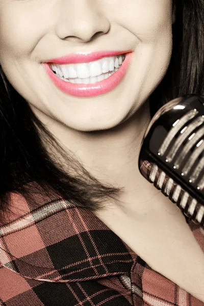 Πορτρέτο του χαμογελώντας γυναίκα τραγουδίστρια — Φωτογραφία Αρχείου