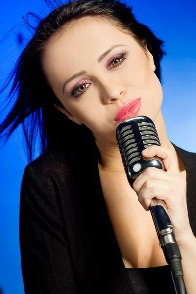 Schöne Frau singt — Stockfoto