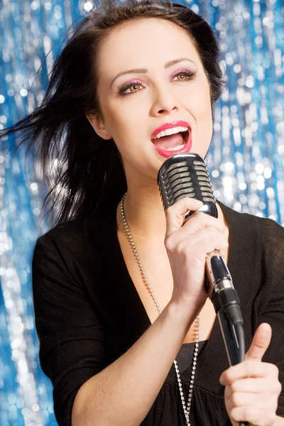 Mooie vrouw zingen — Stockfoto