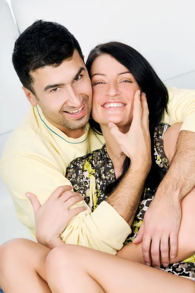 Mladý šťastný pár doma — Stock fotografie