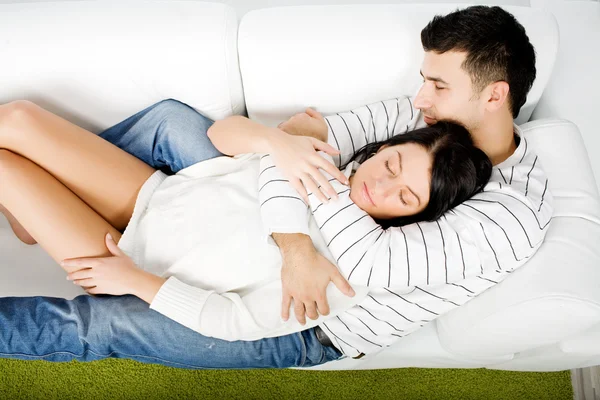 Giovane coppia che riposa sul divano — Foto Stock