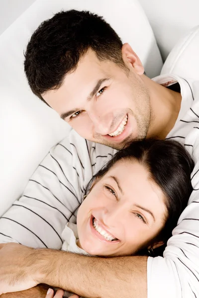 Unga lyckliga paret kyssas — Stockfoto