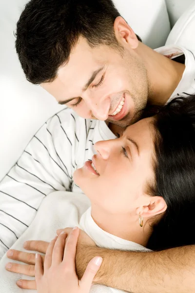 Молодая счастливая пара целуется — стоковое фото