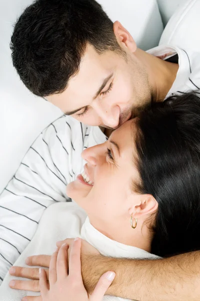 年轻快乐的夫妻接吻 — 图库照片