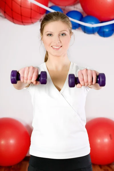 Žena dělá fitness cvičení — Stock fotografie