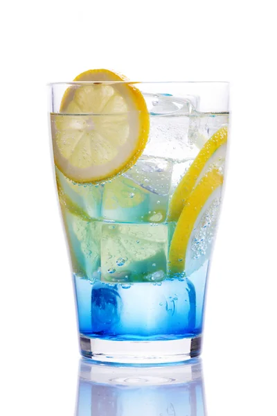 Dricka med blå curacao — Stockfoto
