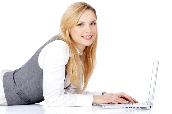 컴퓨터를 사용하는 미소짓는 여자 — 스톡 사진